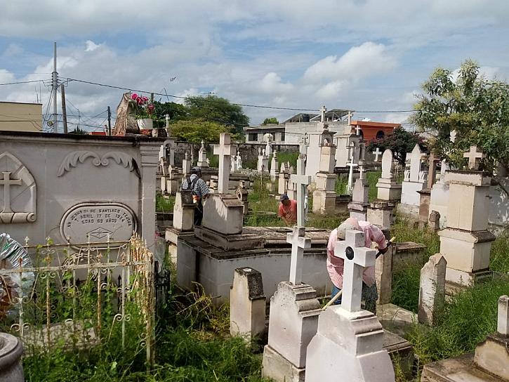 REALIZAN BRIGADAS DE LIMPIEZA EN EL PANTEÓN DOLORES 