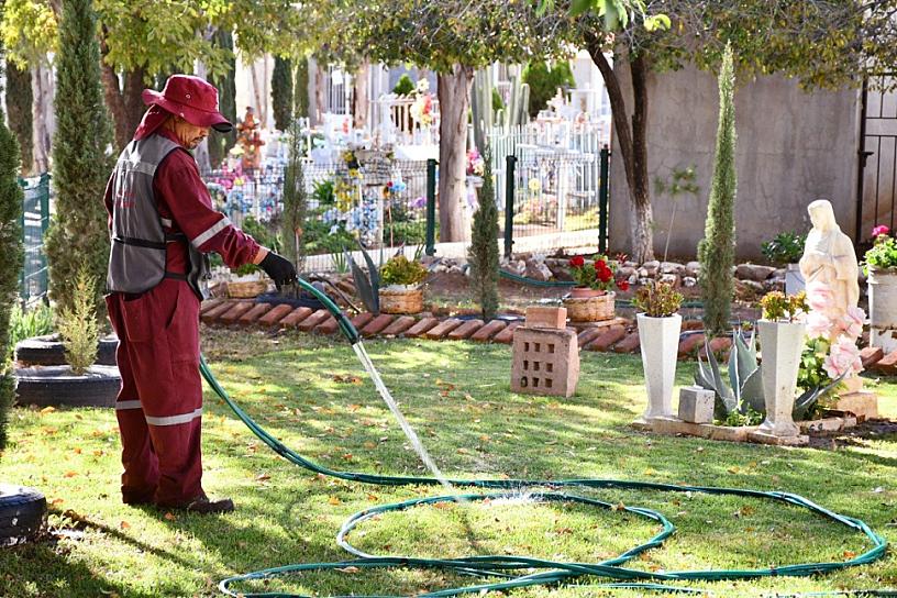 REALIZAN BRIGADAS DE LIMPIEZA Y DESHIERBE EN PANTEONES DE GUADALUPE