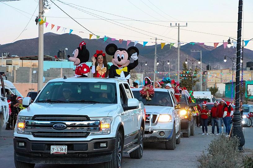REALIZAN CARAVANA Y ENCENDIDO NAVIDEÑO EN MAZAPIL