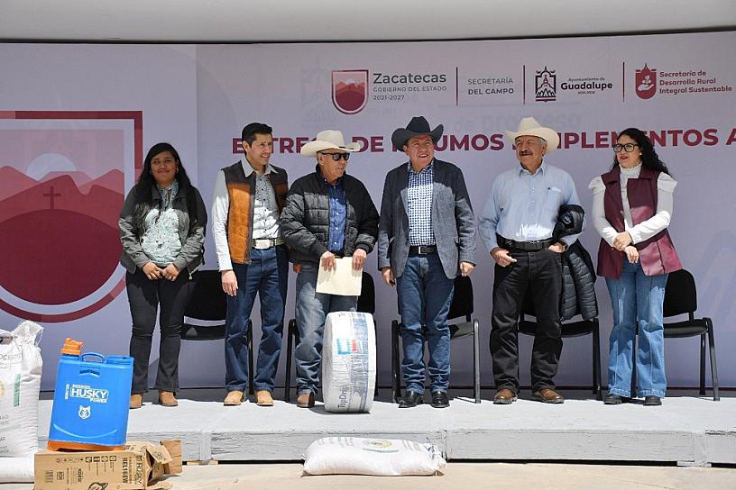 ENTREGAN APOYOS A 210 CAMPESINOS GUADALUPENSES