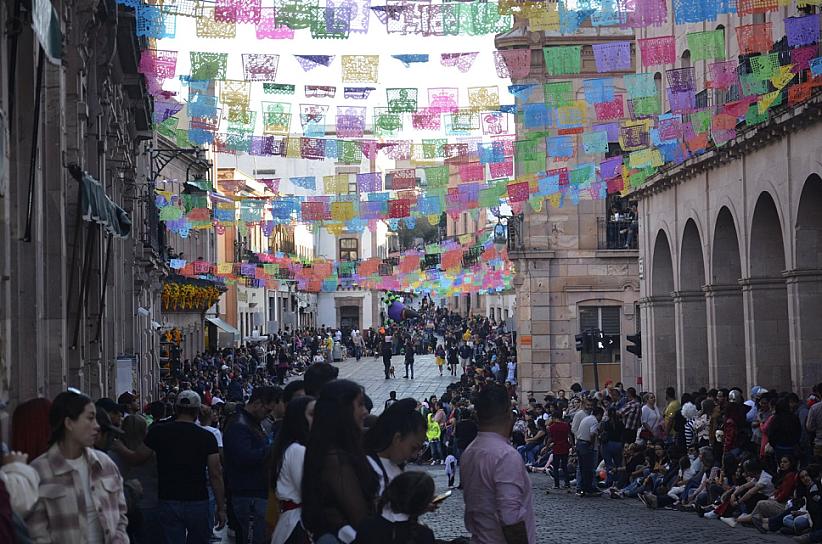 REALIZAN DESFILE DE DISFRACES POR EL DÍA DE MUERTOS