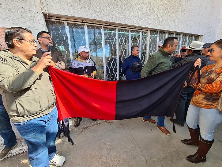 REALIZAN ENTRE GRITOS Y EMPUJONES ASAMBLEA DEL SPAUAZ