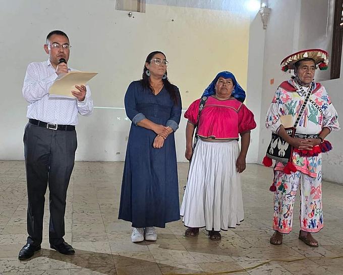 REALIZAN EXPOSICIÓN DE ARTE WIXÁRIKA Y RARÁMURI