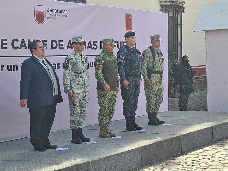 REALIZAN JORNADA DE CANJE DE ARMAS EN PLAZA DE ARMAS 