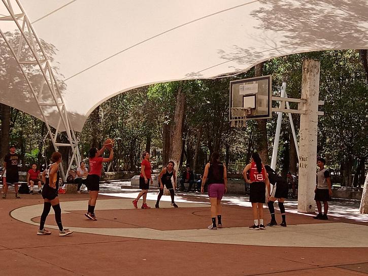 REALIZAN JUEGO DE BÁSQUETBOL EN FERIA DE PRIMAVERA