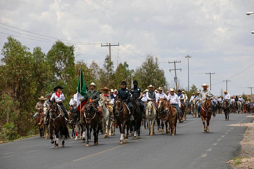REALIZAN LA CABALGATA TOMA DE ZACATECAS