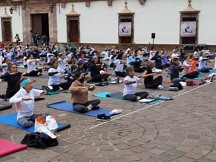 REALIZAN MACROCLASE DE YOGA EN PLAZA DE ARMAS