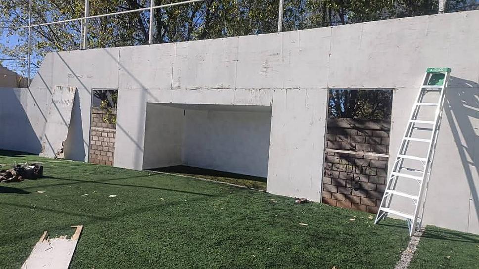 Realizan mantenimiento en cancha de fútbol rápido en Sombrerete