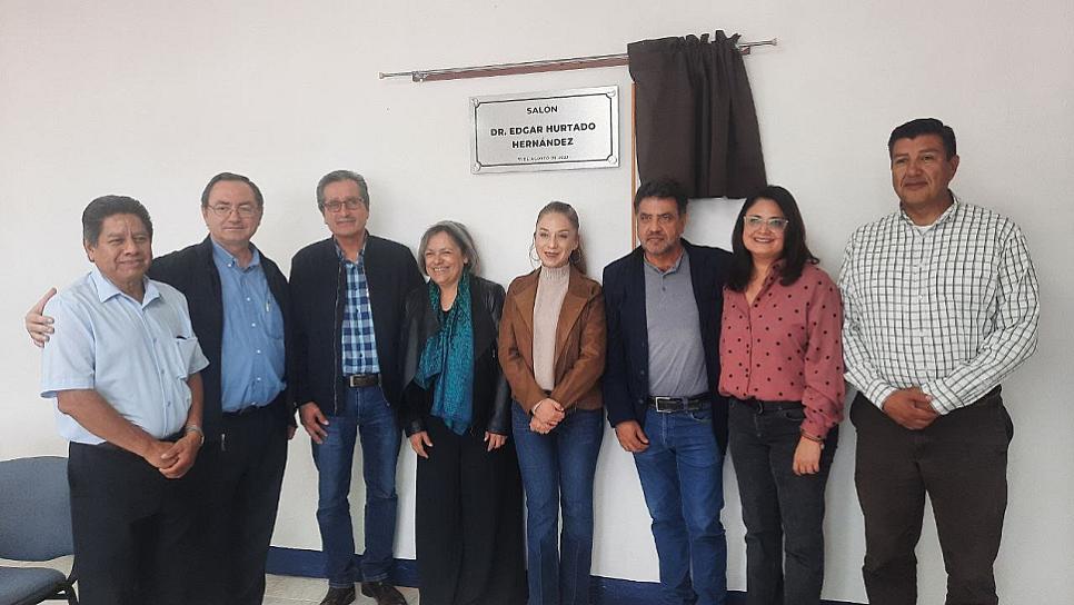 HONRAN A ÉDGAR HURTADO CON PLACA CONMEMORATIVA