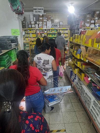 REALIZAN PADRES DE FAMILIA LARGAS FILAS PARA SURTIR MATERIAL ESCOLAR 