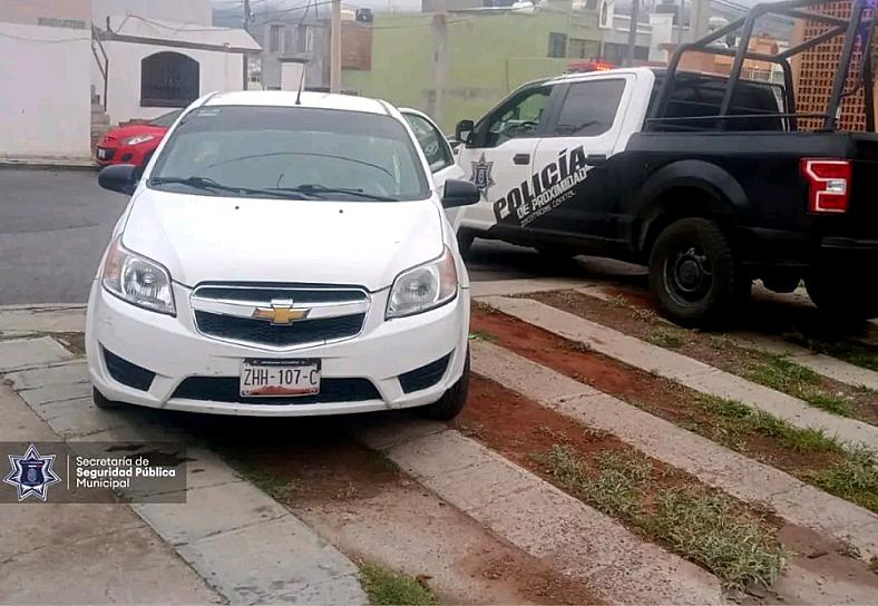 RECUPERAN POLICÍAS MUNICIPALES VEHÍCULO CON REPORTE DE ROBO