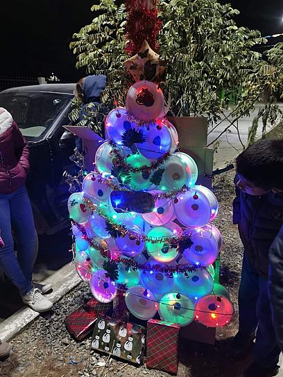 REALIZAN ÁRBOLES NAVIDEÑOS CON MATERIAL RECICLADO