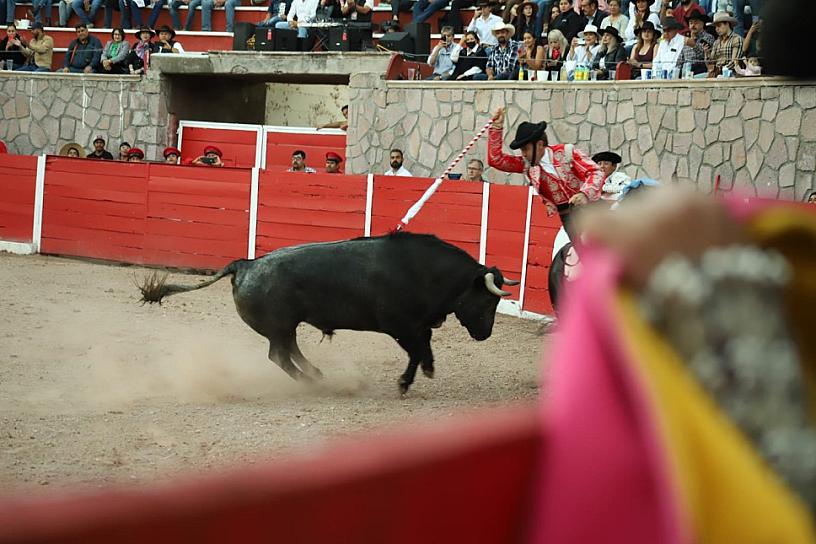 TRIUNFAL DESPEDIDA DE PABLO HERMOSO DE MENDOZA EN JEREZ; CORTÓ OREJAS Y RABO