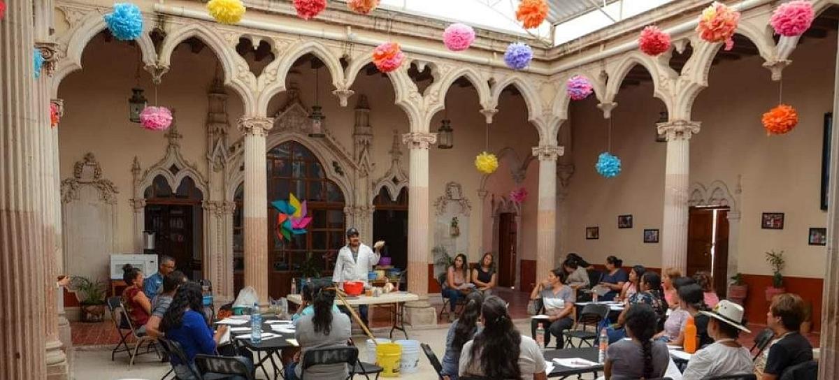 REALIZAN TALLER DE ELABORACIÓN DE MIEL DE ABEJA EN MIGUEL AUZA