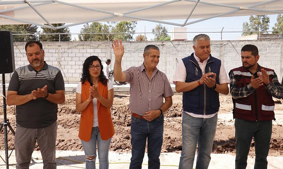 INAGURAN PAVIMENTACIÓN Y DRENAJE EN FRACCIONAMIENTO CAXCÁN
