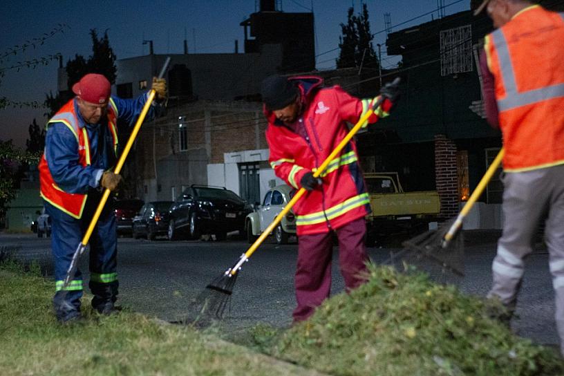 REALIZAN TRABAJOS DE LIMPIEZA Y MANTENIMIENTO EN AVENIDA FERROCARRIL