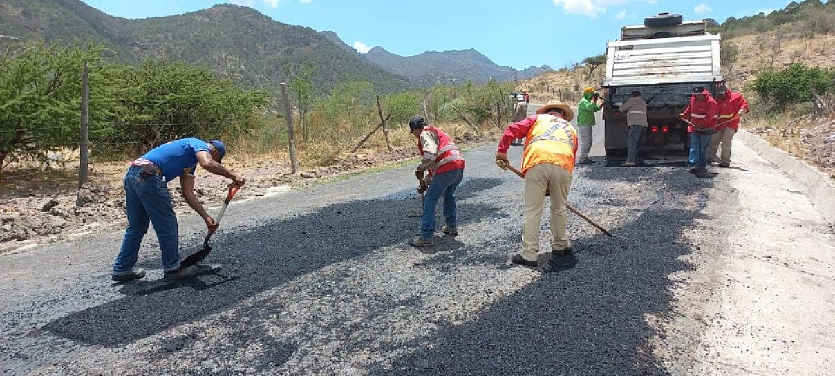 REALIZAN TRABAJOS DE MANTENIMIENTO EN CARRETERAS ESTATALES