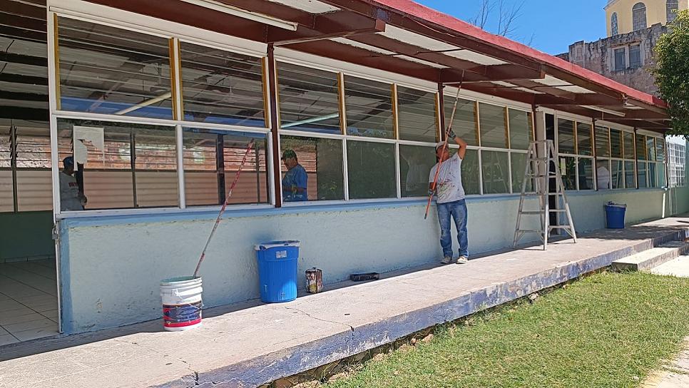 REALIZAN TRABAJOS DE PINTURA EN PREPARATORIA DE JALPA