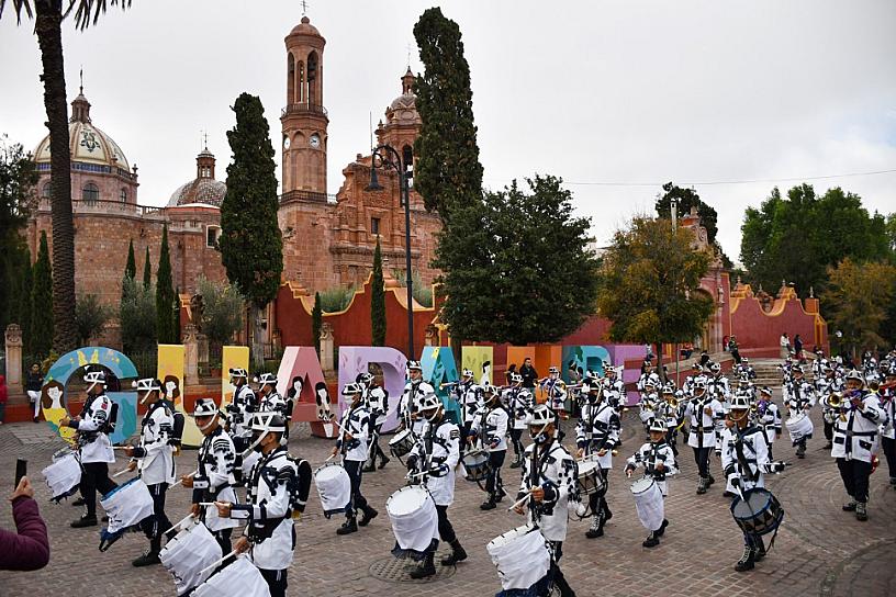 REALIZAN TRADICIONAL DESFILE DE LAS MORISMAS DE GUADALUPE