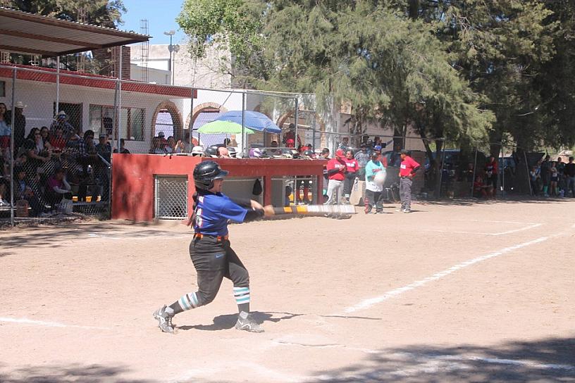 REALIZAN TRADICIONAL JUEGO DE ESTRELLAS DE LA LIGA DE SOFTBOL FEMENIL