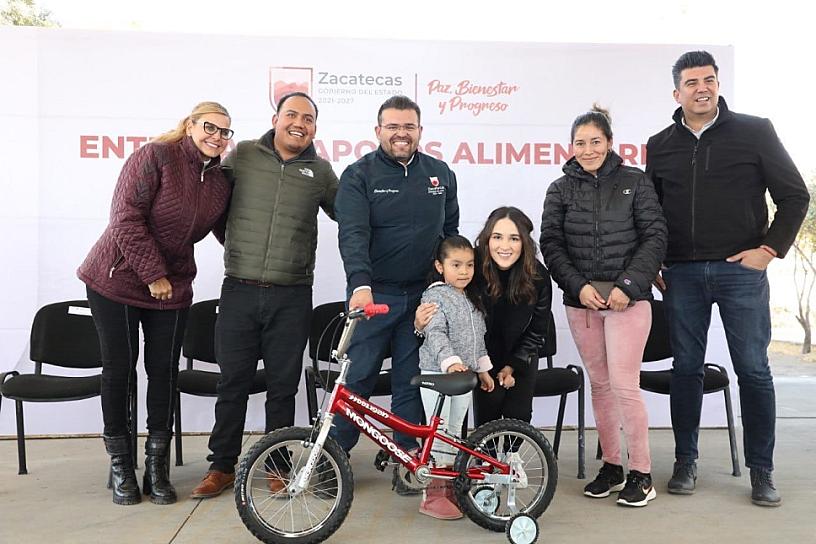 LLEGAN APOYOS ALIMENTARIOS A GENARO CODINA