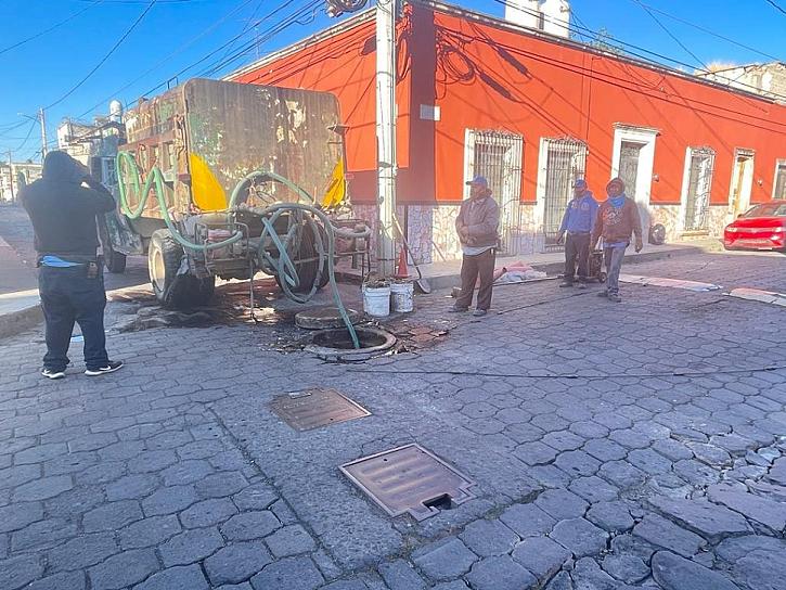 REALIZA SIMAPAJ TRABAJOS DE DESAZOLVE EN LA RED DE DRENAJE SANITARIO 