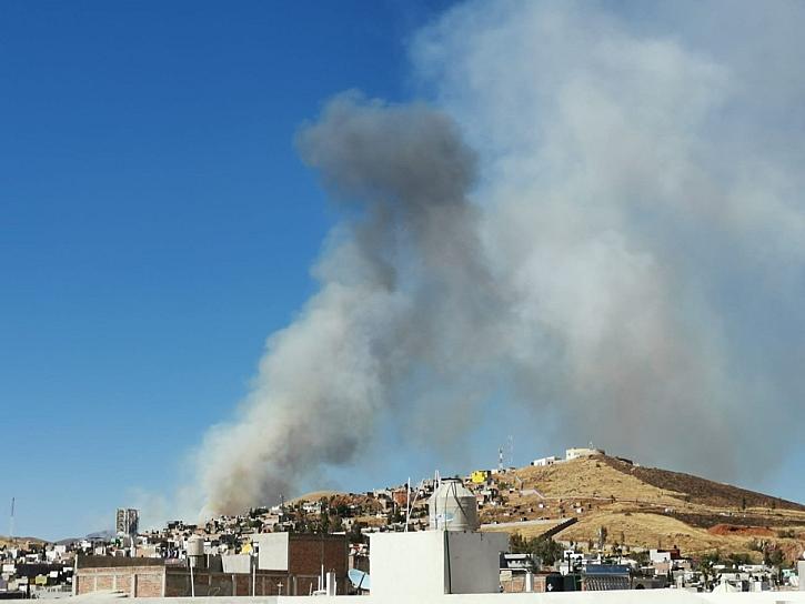 Reaviva incendio forestal en Vetagrande 
