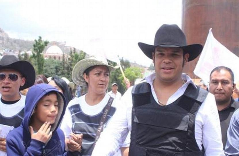 RECHAZA AMLO POSTURA DE MARCO FLORES DE ARMARSE CONTRA LA DELINCUENCIA 