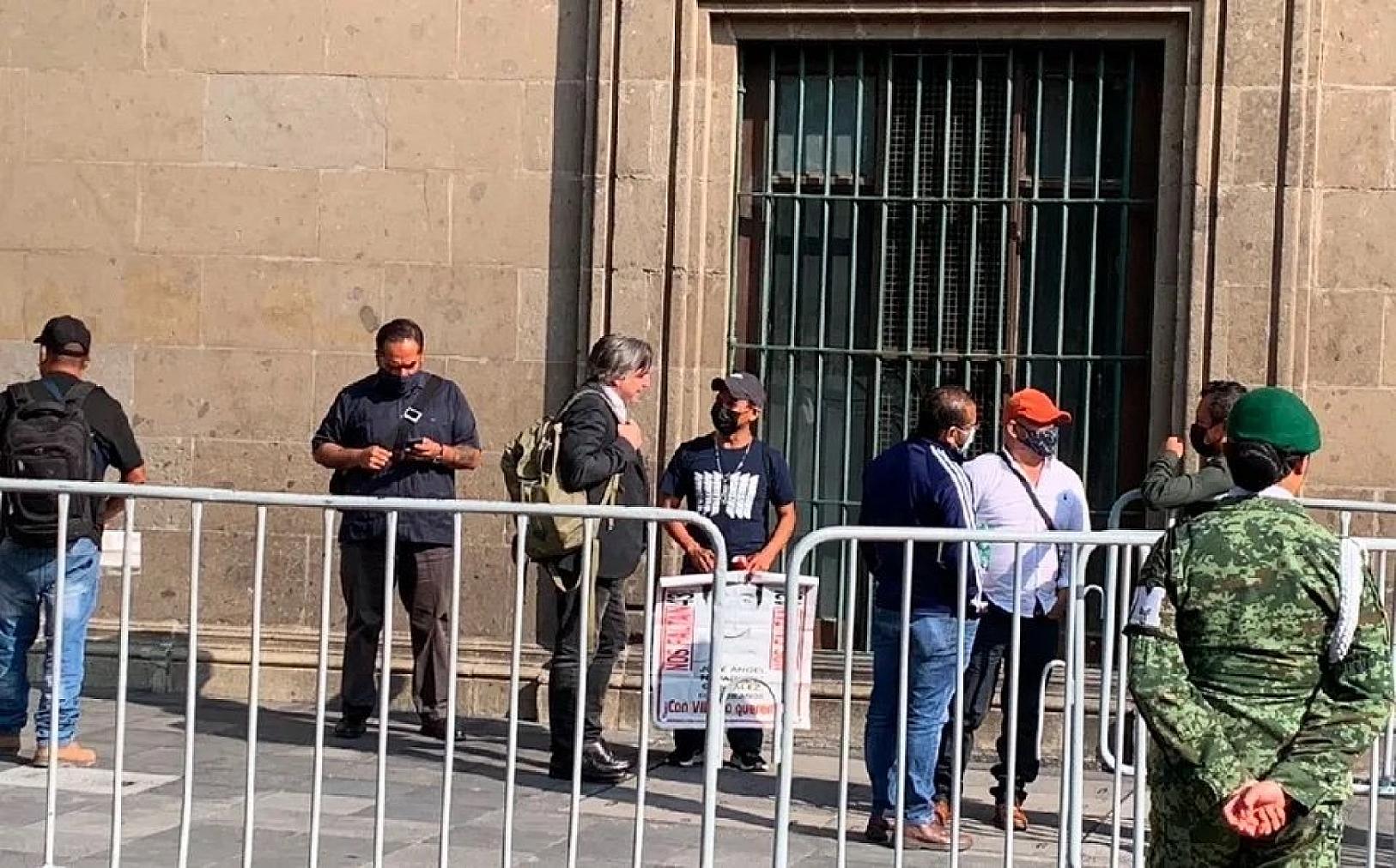 RECIBE AMLO A PADRES DE LOS 43 NORMALISTAS DE AYOTZINAPA