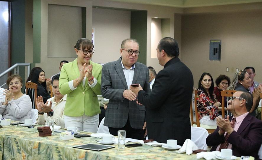 RECIBE ARTURO NAHLE LA PRESEA “JUAN ANTONIO BARRÓN ALATORRE”