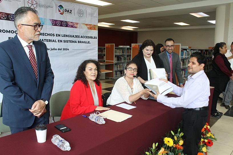 RECIBE BIBLIOTECA EJEMPLARES IMPRESOS EN BRAILLE DE LA LEY DE JUSTICIA ADMINISTRATIVA DEL ESTADO