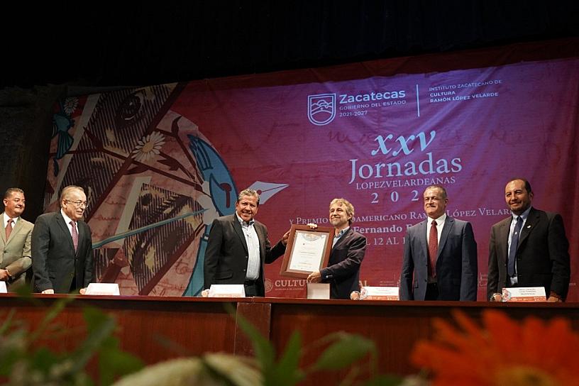 RECIBE FERNANDO FERNÁNDEZ EL PREMIO IBEROAMERICANO DE POESIA