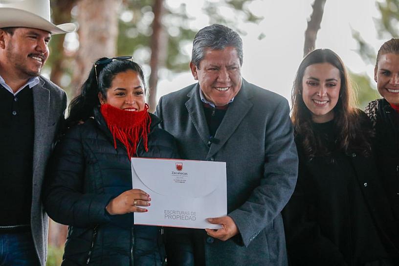 RECIBEN 150 FAMILIAS DE OJOCALIENTE ESCRITURAS 