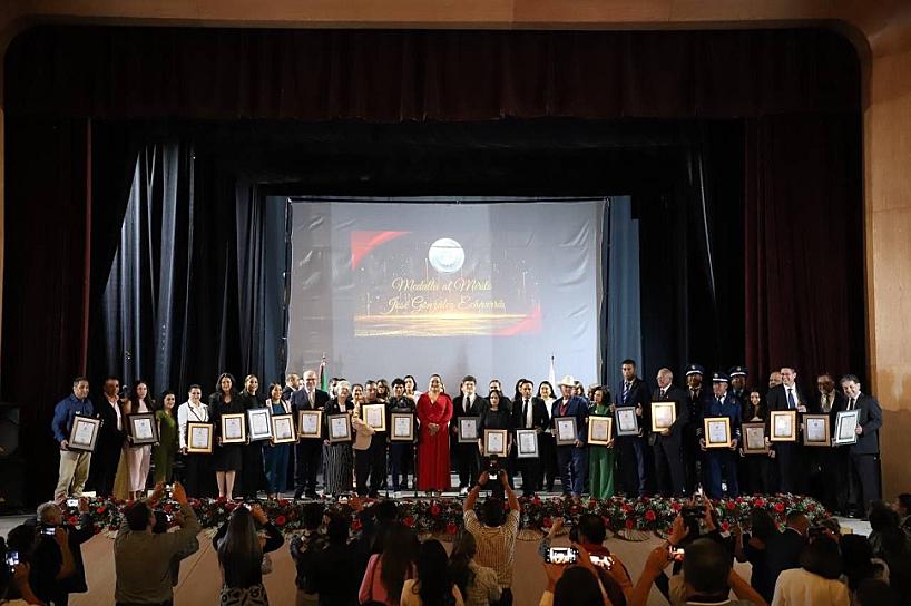 RECIBEN 25 FRESNILLENSES LA MEDALLA AL MÉRITO JOSÉ GONZÁLEZ ECHEVERRÍA 