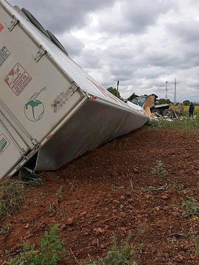 SE VUELCA TRACTO CAMIÓN EN VETAGRANDE