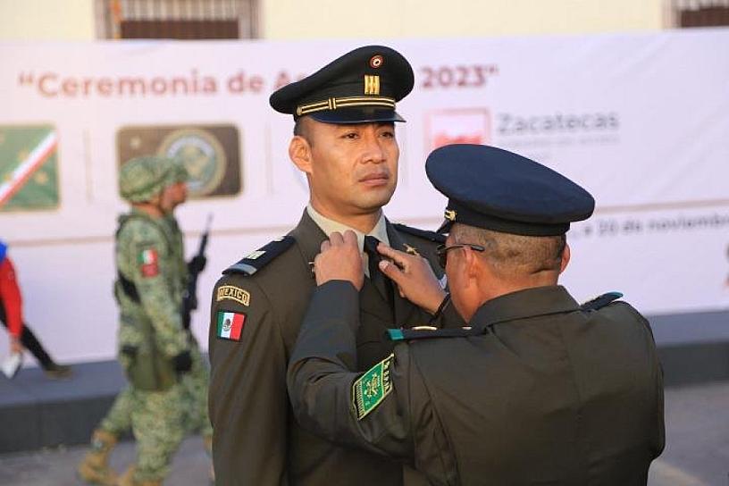 RECIBEN 4 JEFES Y 22 OFICIALES NUEVAS INSIGNIAS 