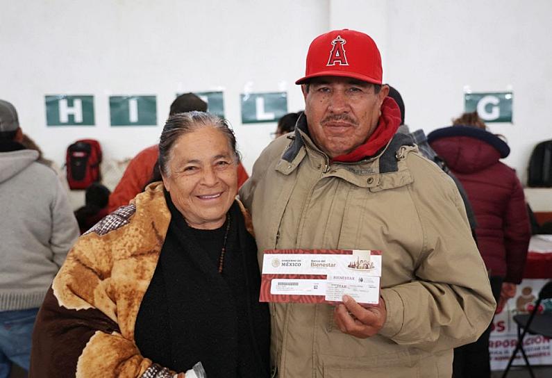 RECIBEN ABUELITOS TARJETAS DEL BIENESTAR EN FRESNILLO 