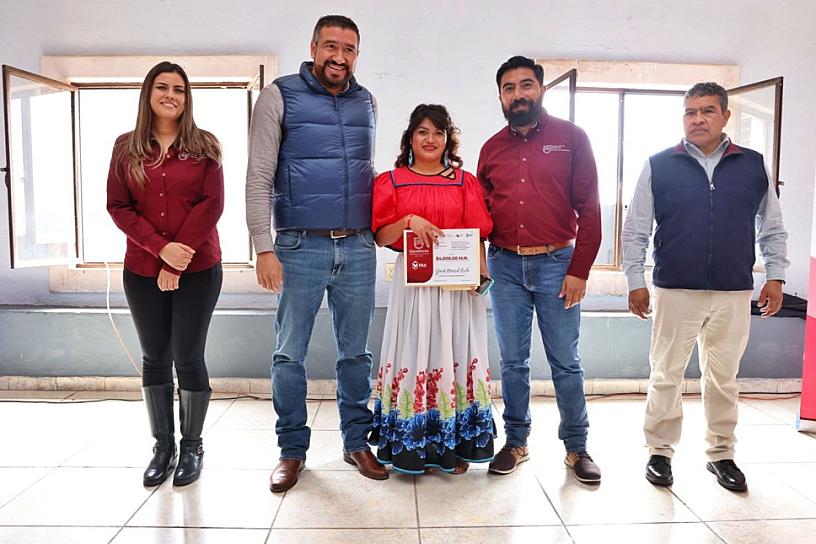 RECIBEN BUSCADORES DE EMPLEO MÁS DE MIL 400 BECAS