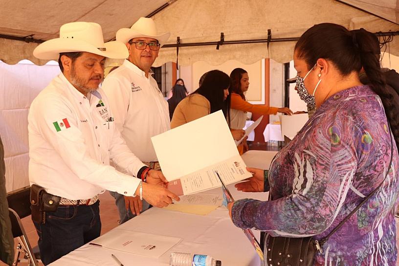 RECIBEN CAMPESINOS DOCUMENTOS AGRARIOS&nbsp;