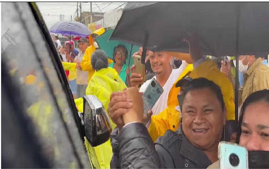 RECIBEN CON MUESTRAS DE APOYO A AMLO EN SU GIRA POR CHIAPAS 