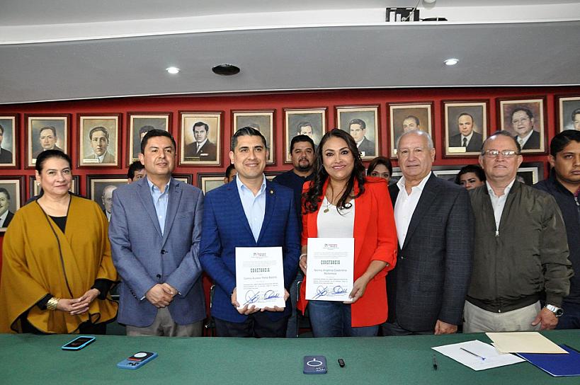 RECIBEN CONSTANCIAS CARLOS PEÑA Y NORMA CASTORENA PARA DIRIGIR EL PRI
