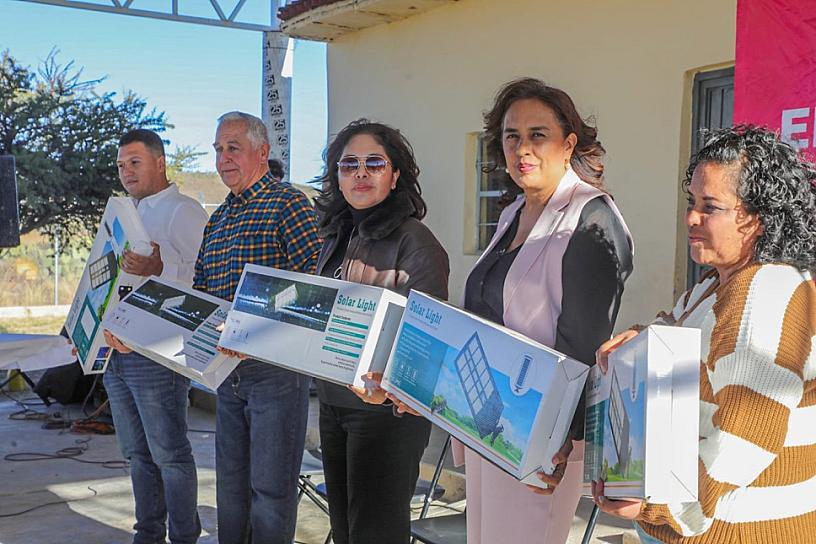 Reciben familias de Ojocaliente apoyos de salud y bienestar comunitario