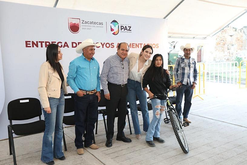 RECIBEN FAMILIAS DE VILLANUEVA APOYOS ALIMENTARIOS 