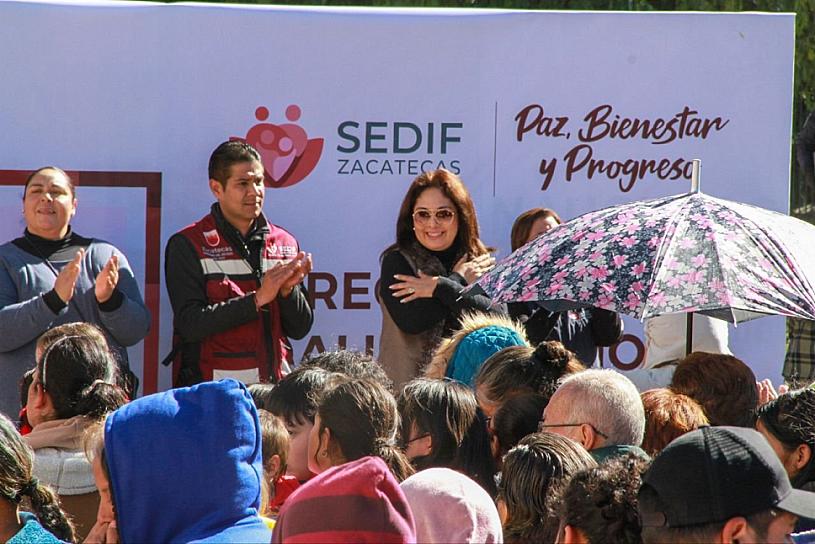 RECIBEN FAMILIAS FRESNILLENSES APOYOS INVERNALES 