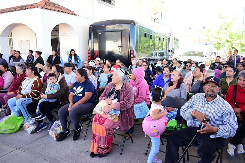 Reciben más de 700 familias jerezanas apoyos alimentarios