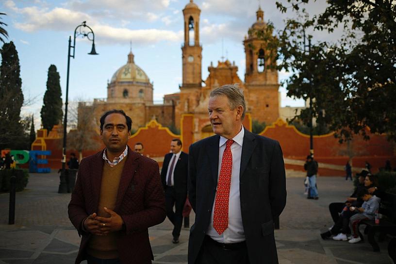 RECIBE PEPE SALDÍVAR A GRAEME CHRISTIE CLARK 