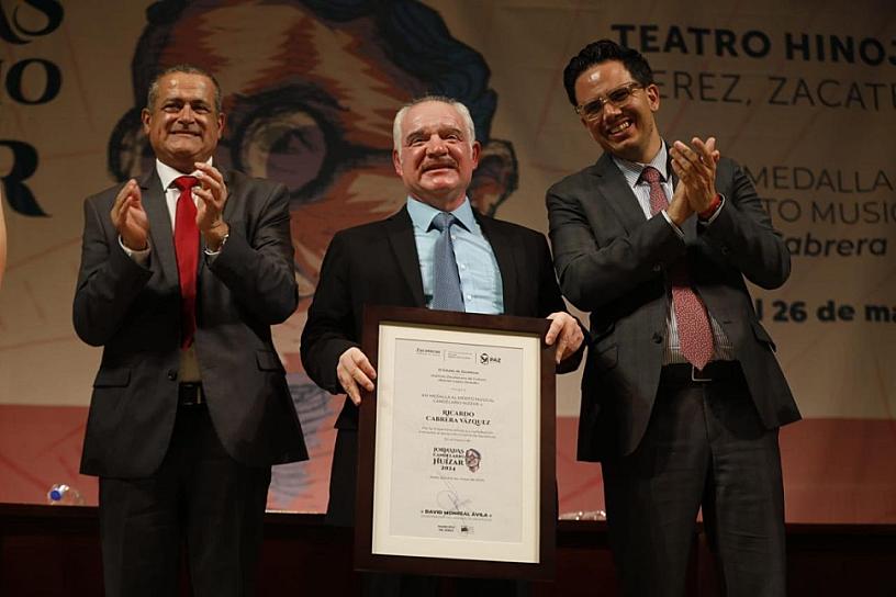 RECIBE RICARDO CABRERA LA XIX MEDALLA CANDELARIO HUÍZAR