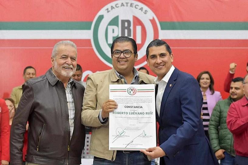 RECIBE ROBERTO LUÉVANO CONSTANCIA COMO CANDIDATO A LA ALCALDÍA DE GUADALUPE