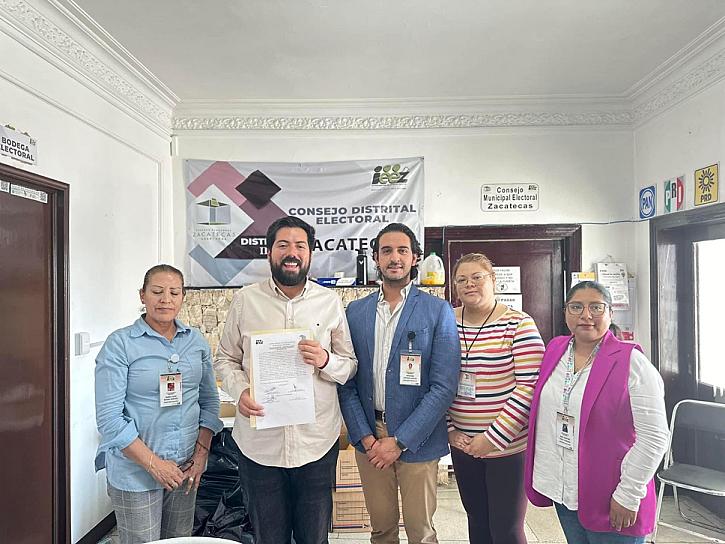 RECIBE SANTOS ANTONIO GONZÁLEZ CONSTANCIA DE DIPUTADO ELECTO