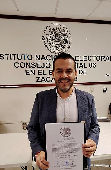 RECIBE ULISES MEJÍA CONSTANCIA DE MAYORÍA